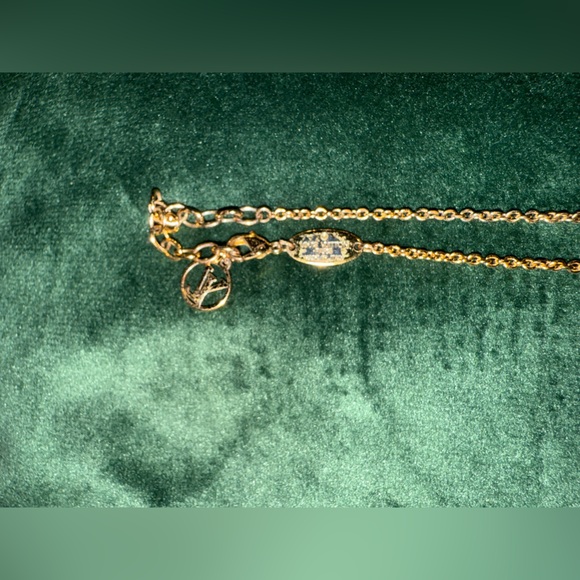 LOUIS VUITTON Essential V Necklace Gold Plated Size 18” Adjustable Full Inclu. - Picture 5 of 8